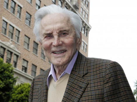 Kirk Douglas: a 93 anni a passeggio per Beverly Hills