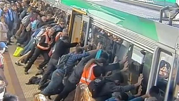 Australia: pendolari liberano un uomo intrappolato sotto il treno