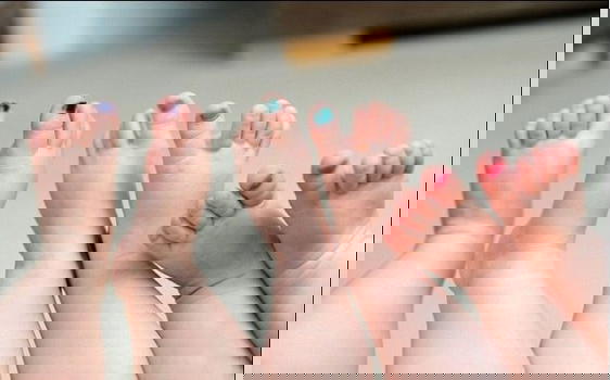Gemelle troppo identiche, i genitori smaltano le unghie per distinguerle