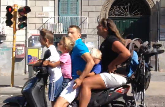 In cinque su uno scooter, ma la città si indigna