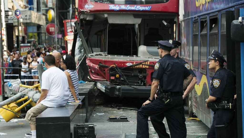 New York, scontro a Times Square tra due autobus 11 feriti, 3 sono gravi