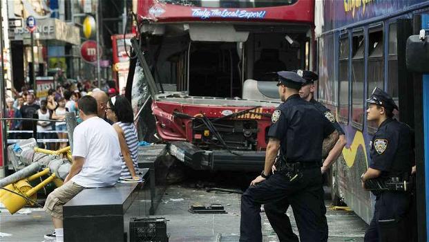 New York, scontro a Times Square tra due autobus: 11 feriti, 3 sono gravi