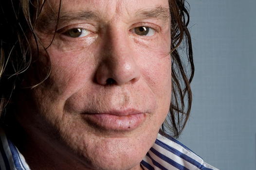 Mickey Rourke: l’attore sfoggia un nuovo aspetto
