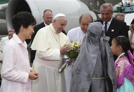 Papa Francesco torna dalla Corea: il mondo è in guerra