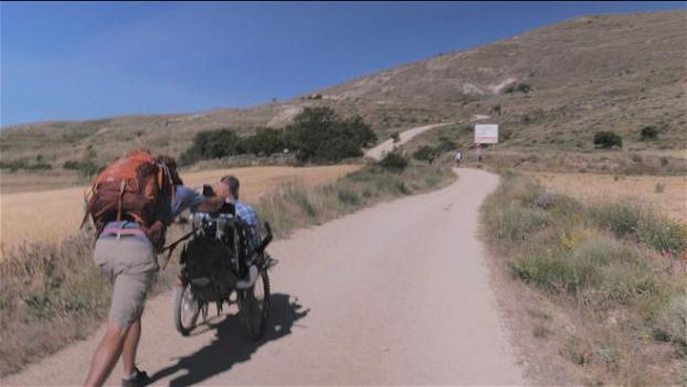 Spagna, spinge l’amico sulla sedia a rotelle per 35 giorni verso Santiago de Compostela