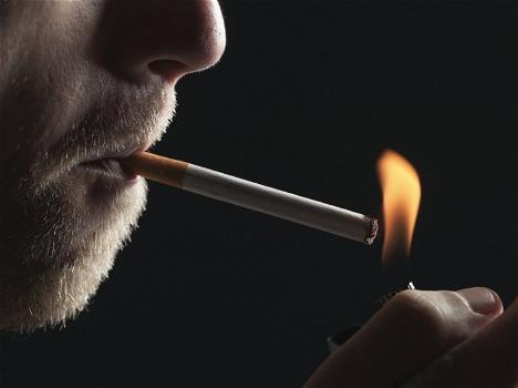 Cancro: il 10% dei sopravvissuti non rinuncia al fumo