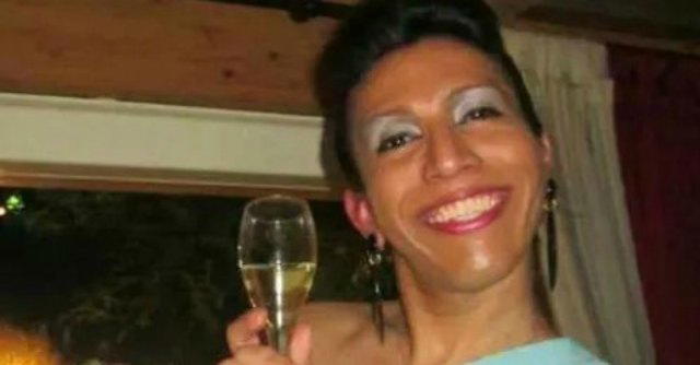 Transessuale vestita da uomo al suo funerale: è polemica