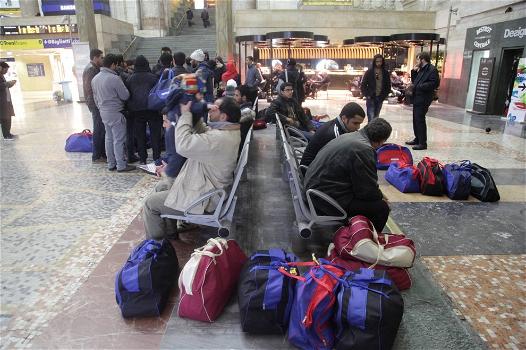 Milano, profughi dormono in stazione. Forza Italia denuncia