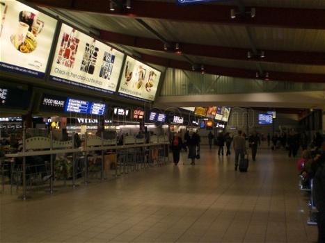 Londra: aeroporto di Luton evacuato per pacco sospetto