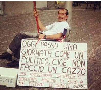 Belen posta la foto di un nullafacente con l’hashtag #soloanapoli. Si scatenano le critiche