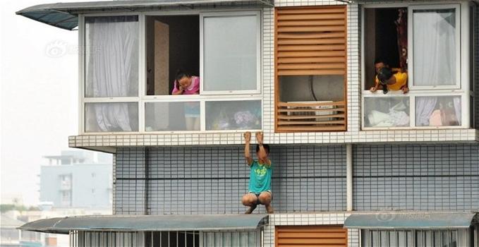 Cina: studente salta giù dalla finestra e rimane sospeso per ore. “Non voglio fare i compiti”