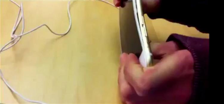 iPhone 6 Plus: due 15enni entrano in un Apple Store e piegano i telefoni. Il video impazza sul web
