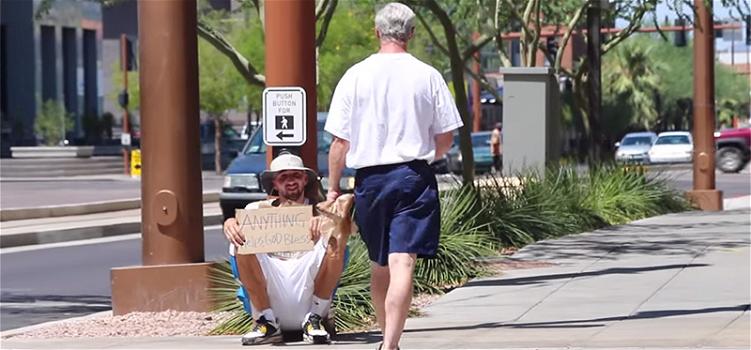 Uomo si traveste da senza tetto e dà 20 dollari a chi lo aiuta