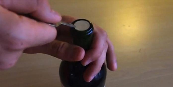 Ecco come aprire una bottiglia di vino con una chiave