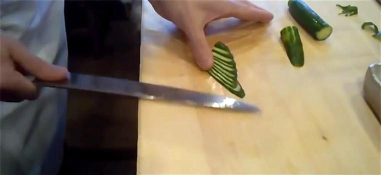 Uno chef giapponese trasforma un cetriolo in una vera e propria opera d’arte