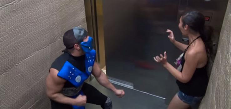 Mortal Kombat in ascensore. Una candid diventata virale