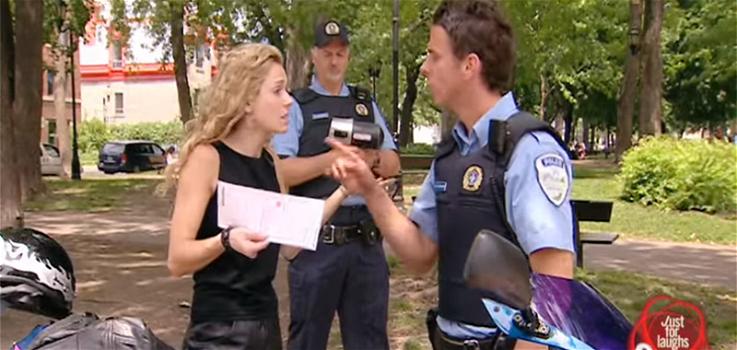 Agenti di polizia chiedono un bacio per eliminare una multa per eccesso di velocità. Ma è una candid camera