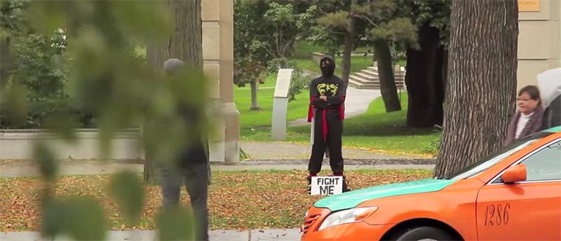 Un Ninja per le strade lancia una sfida. Coloro che la raccolgono però avranno una sorpresa