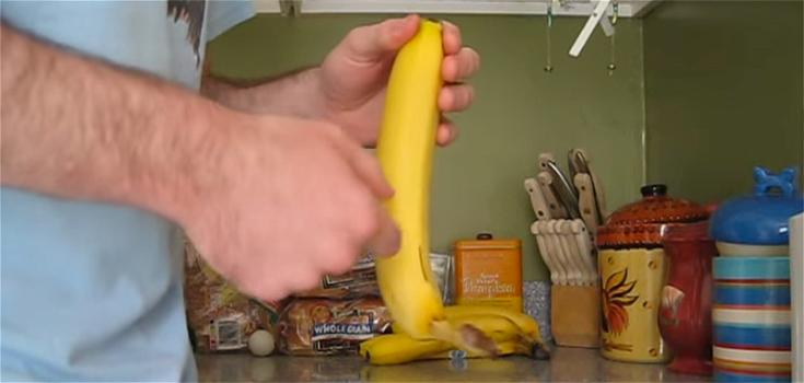 Questo è il modo corretto per sbucciare le banane
