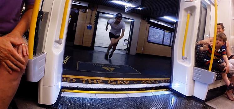 Un uomo sfida in velocità la metropolitana di Londra. Sarà lui a vincere