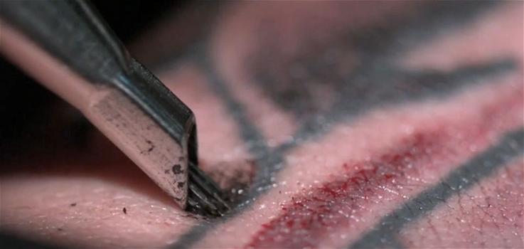 Ecco un tatuaggio in slow motion per capire cosa succede alla pelle