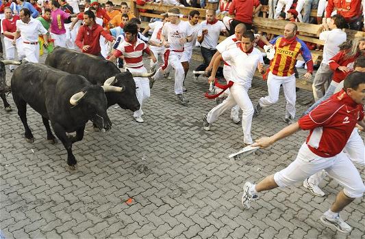Spagna: svolta animalista nelle corride. Palle giganti al posto dei tori