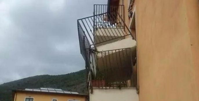 Crollato balcone all’Aquila, emanato il divieto di affacciarsi