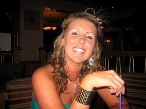 Hollie, suicida a 28 anni per la psoriasi. “Non sopportava più la sua pelle”