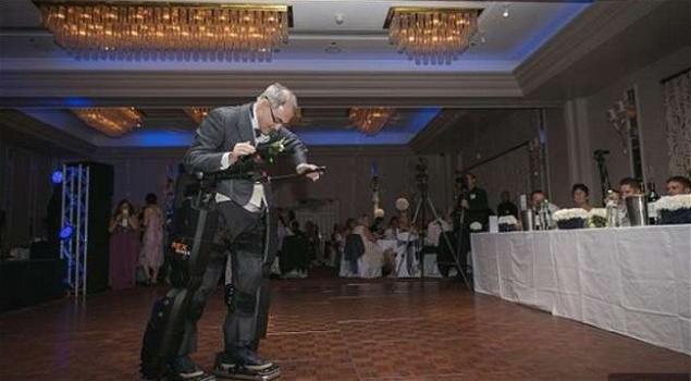 Padre paralizzato dopo un incidente balla al matrimonio della figlia con gambe bioniche