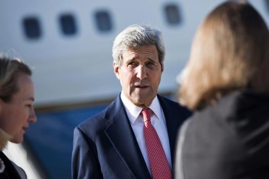 John Kerry in visita a sorpresa a Baghdad