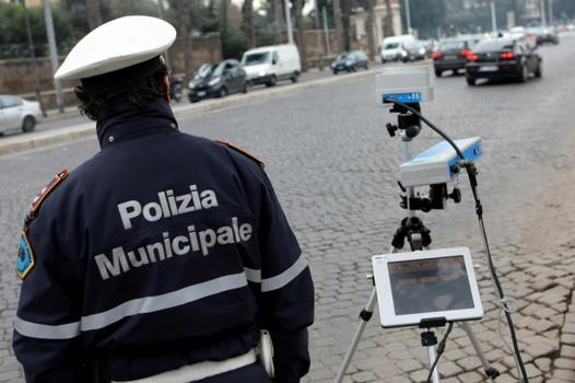 Scappano all’alt dei vigili: 5mila euro di multa e -109 punti