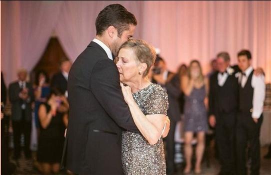 Mamma malata di cancro balla con il figlio al suo matrimonio. Dopo tre giorni muore