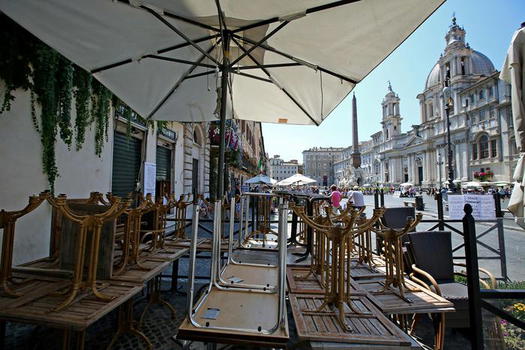 Roma: via i tavolini abusivi da piazza Navona