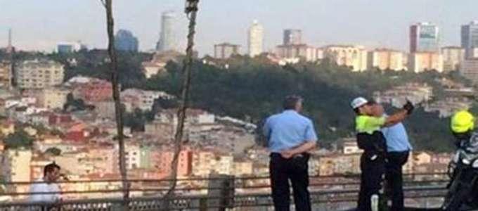 Turchia: un poliziotto si fa un selfie durante un’emergenza
