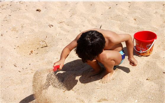 Usa: bambina scava una buca in spiaggia e viene travolta dalla sabbia. Inutili i soccorsi