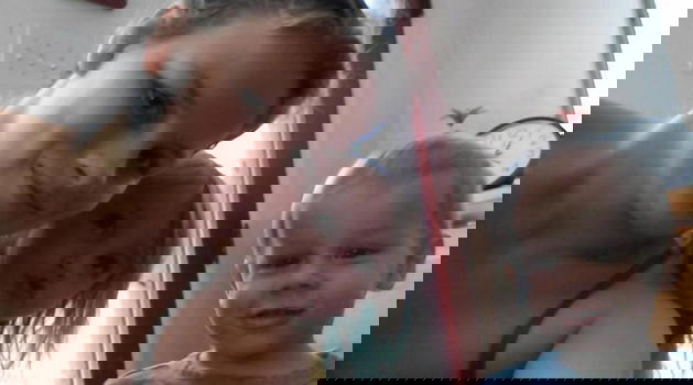 Mamma posta le foto dei figli su Facebook. Subito dopo li soffoca con un sacchetto
