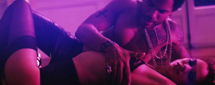 Lenny Kravitz debutta in un video sexy per The Chamber