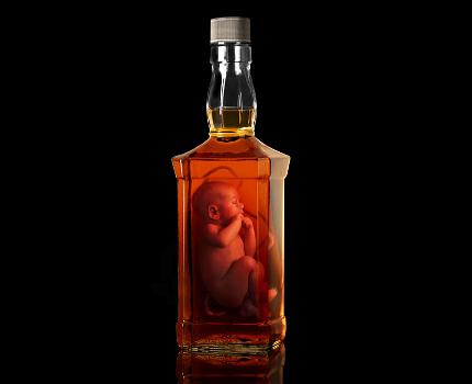 Bere in gravidanza fa male. Arriva una campagna shock con feti in bottiglia