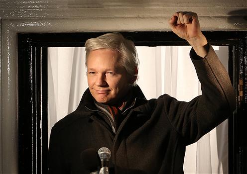 Julian Assange si lancia nel mondo della moda