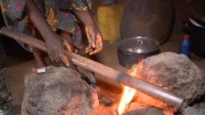 “Breast ironing”: la mutilazione femminile di cui nessuno parla