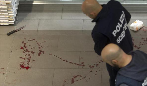 Roma, terrore a Eataly: dipendente ferisce due persone