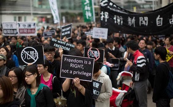 I manifestanti di Hong Kong sospendono trattativa col Governo