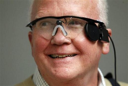 Cieco da 33 anni torna a vedere grazie ad un occhio bionico. La sua reazione sta commuovendo il web