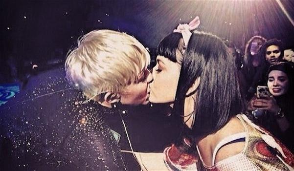 Miley Cyrus dà della “sgualdrina” a Katy Perry