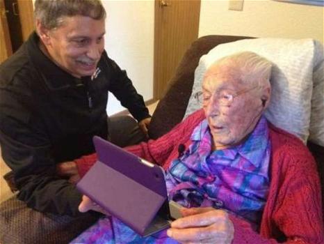 Nonnina di 114 anni mente sulla sua età per iscriversi a Facebook