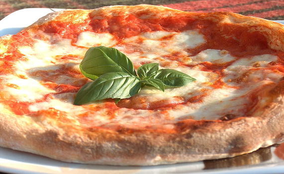 Catania, cliente trova un chiodo nella pizza