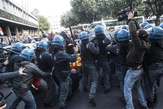Roma, manifestanti feriti durante gli scontri con la Polizia