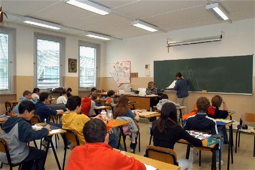 Treviso, sospeso maestro elementare, dava calci ai suoi alunni