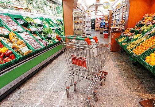 Crisi, il 54% degli italiani ha tagliato gli sprechi alimentari