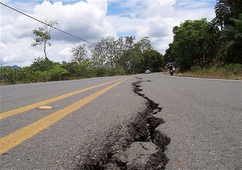 Terremoto di magnitudo 7.4 ad El Salvador. Adesso è allarme tsunami